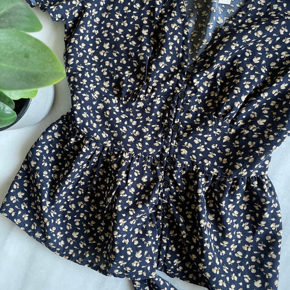 Flowy Tie-Back Shortsleeve Blouse - Picture 3 of 6